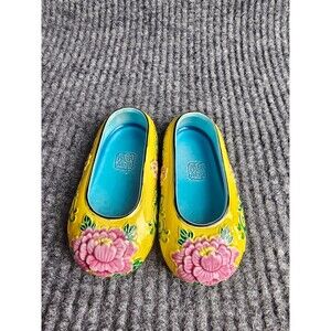 Koji Pottery Ceramic Taiwan China Embroidered Shoes
